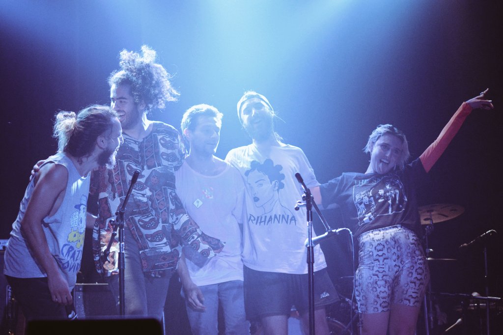 HOY @lacrewrod en <a href="/bastatodo/">bonustrackmetro</a> agitando ese #MateconZuker por @Metro951