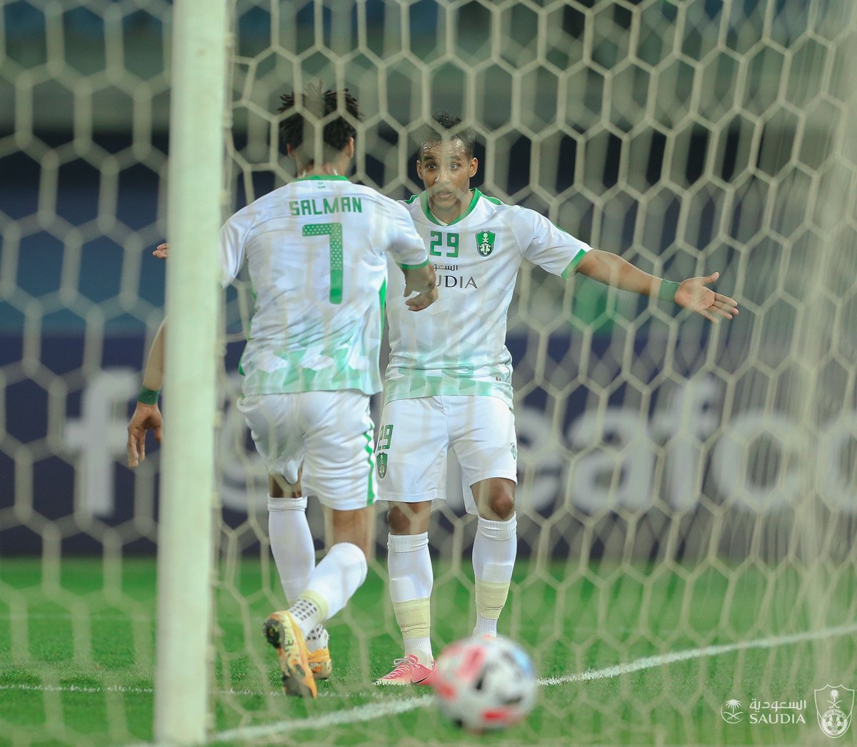 📸 فرحة نجمنا سلمان المؤشر بتسجيله هدفين في الشوط الأول من مواجهة #الأهلي_استقلال_الإيراني ⚽️ 💚💪👏

<a href="/moasher10/">سلمان المؤشر</a>