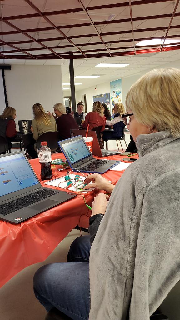 shellyberning1's tweet photo. "Old" cats can learn learn new tricks! @mraspinall #ELCMidgets https://t.co/O5l8BOx5lu