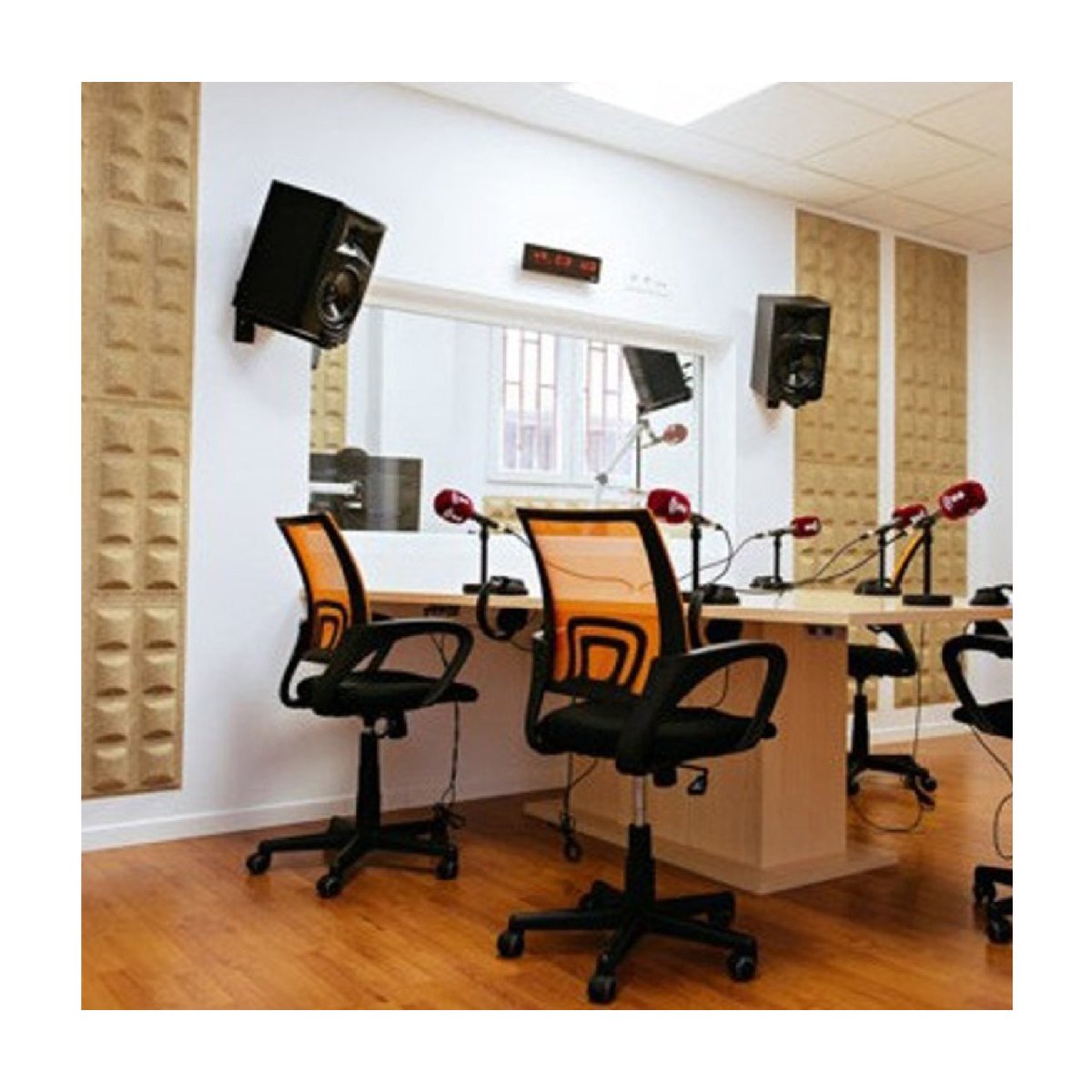 VISUALLINKES's tweet photo. ¿Sabías que en #VisualLink disponemos de varios espacios para alquiler? Estudio de radio con sala VIP, plató de fotografía y vídeo, salas de edición y un espacio polivalente que se adapta a tus necesidades. https://t.co/MhrAdNq44X https://t.co/OJbklF3xaI