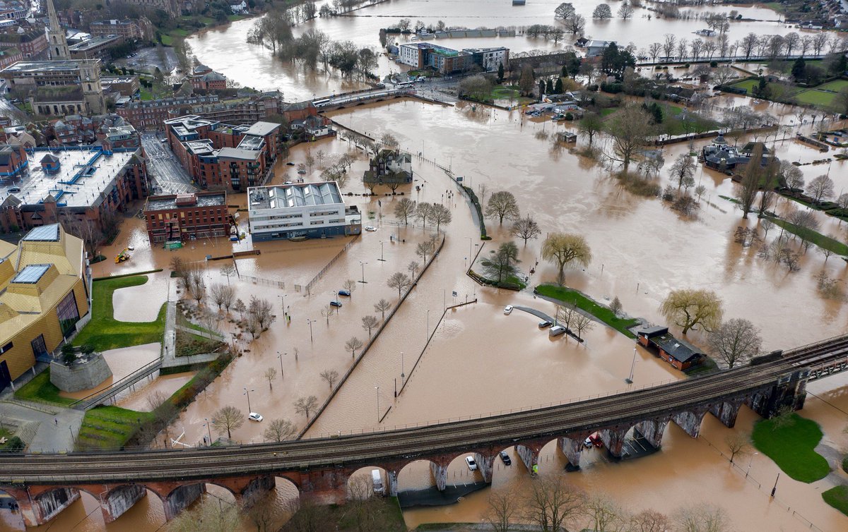 DaveThroup's tweet photo. Incredible drone pics by Dave Grubb showing the extent of flooding in #Worcester today.

Water levels almost the same as the Summer floods of 2007. https://t.co/5iFsBze4jE