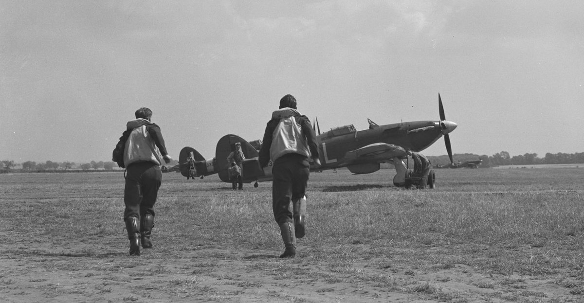 ARC_RCAF's tweet photo. #ENJ
17 février 1939, le Corps d'#ARC reçoit sa premiÚre livraison de chasseurs Hawker Hurricane
Le Hurricane a servi pendant toute la #SecondeGuerremondiale, et ce, dans presque tous les théùtres dâopĂ©rations.
#HistoireARC #aviation https://t.co/zplGVblt8D