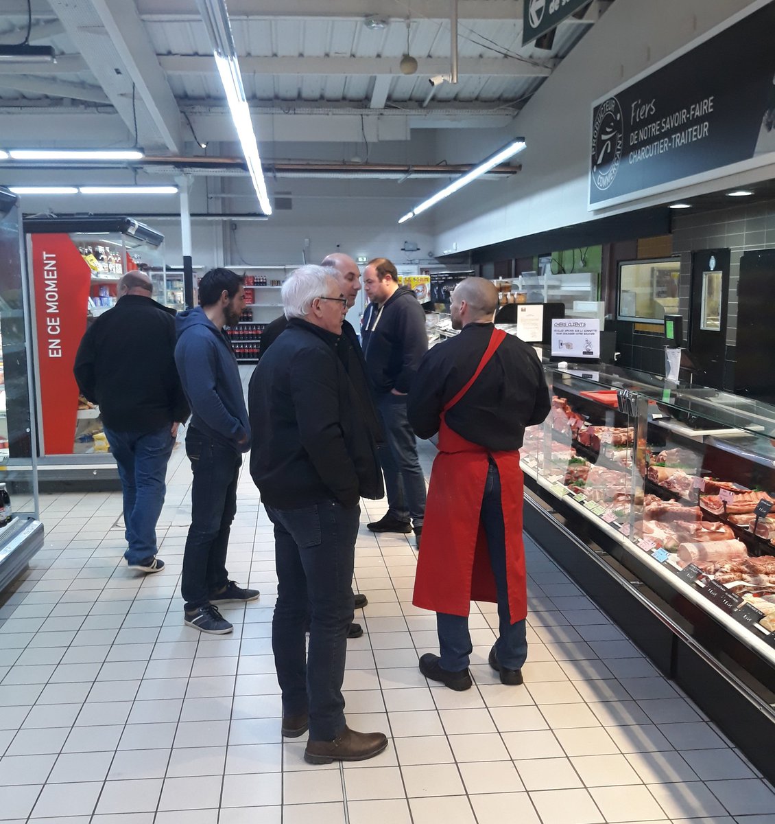 [Action Syndicale]
La section Viande Bovine #FDSEA85 + <a href="/JAVendee/">JA de Vendée</a> rencontre le boucher et le directeur du magasin Intermarché à la Roche-sur-Yon. Objectif : communiquer sur la mise en place du plan de filière avec une sensibilisation sur le Label Rouge #EGA