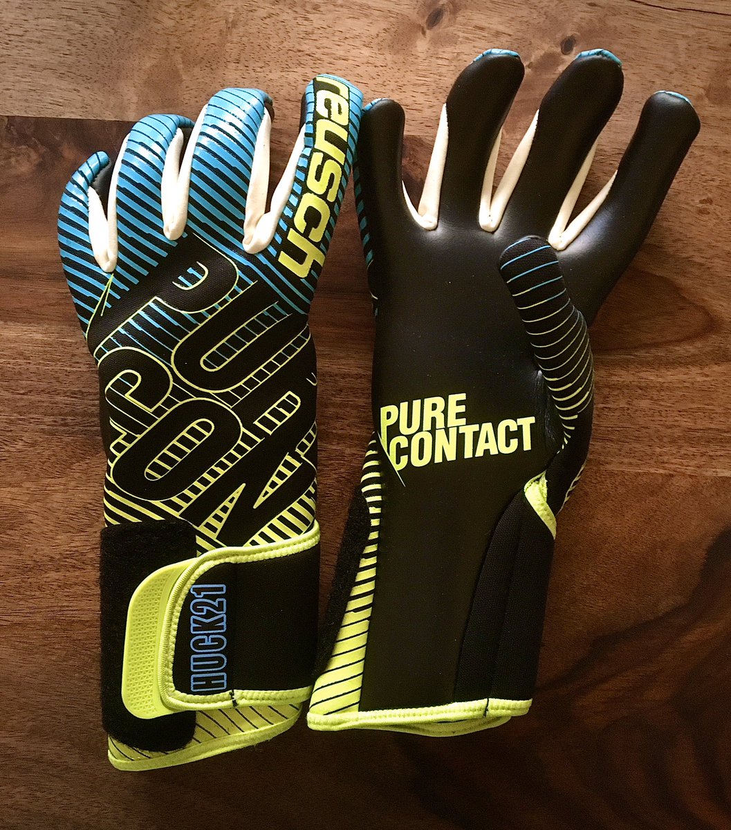 Lauriane_Hck's tweet photo. Je viens de recevoir cette petite merveille de @ReuschFrance @KEEPERsport 😍 Pas encore testé le grip, mais le design, la couleur, les finitions... Excellent confort, près de la main grâce aux negative cuts. Hâte de tester ces #PureContact 3 R3 🥰 

#GoalKeeper #GK #Football https://t.co/idpT39wRbu