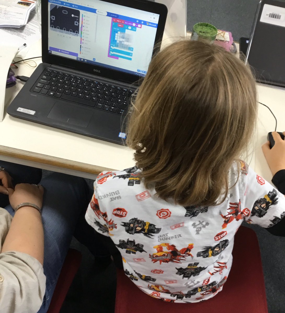 WSCCLibraries's tweet photo. A fantastic afternoon at #StorringtonLibrary trying basic coding with @microbit_edu. Thanks to the families for superb learning & working together; they even mastered Rock Paper Scissors! ๐พLooking forward to #ChichesterLibrary on Thursday. @StorringtonInfo #microbitsinlibraries https://t.co/60s4lu9FJj
