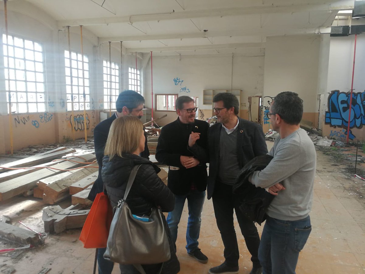 isaacalbert's tweet photo. Amb el Director General d'Economia Social i Solidària @josep_vidal hem visitat  el projecte de @teixidors @Fupar i el futur espai Vapor de @prodisterrassa a les naus de Vapor Cortés. Aliniem estratègies  per desenvolupar una nova visió social i econòmica. #Seguim #Terrassa https://t.co/kSiIyc4faZ