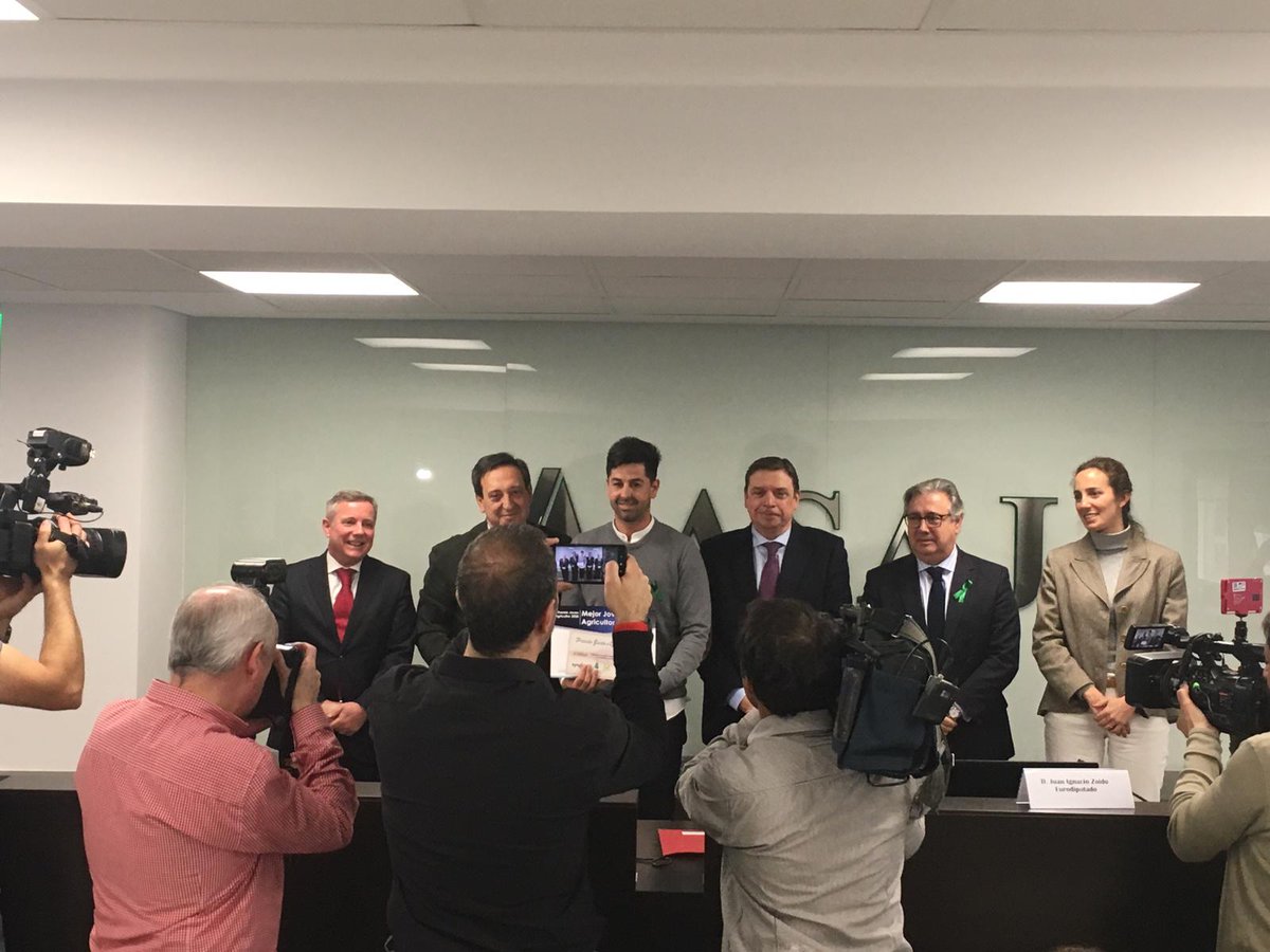 cadecadiz's tweet photo. Podemos estar más felices? 🔝Juan Diego Marín de @connatur apoyada y alojada gratuitamente en las #Naves del #CadeVejer de @aemprende Premiado🏅Joven Agricultor #Innovador por “La #morninga el complemento del futuro #CultivandoMiFuturo #AgricultoresAlLímite #EquipoEmprende https://t.co/DTxSTXjFTu