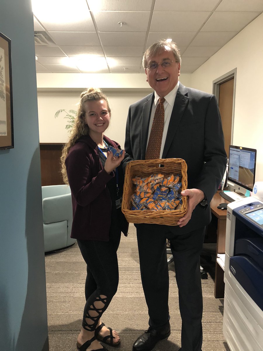 molly_falk's tweet photo. Happy Presidents’ Day to the best president out there. Thanks for the cookies @PresidentFuchs! #GoGators 🤠🧡💙 https://t.co/YC4fCZbkNr