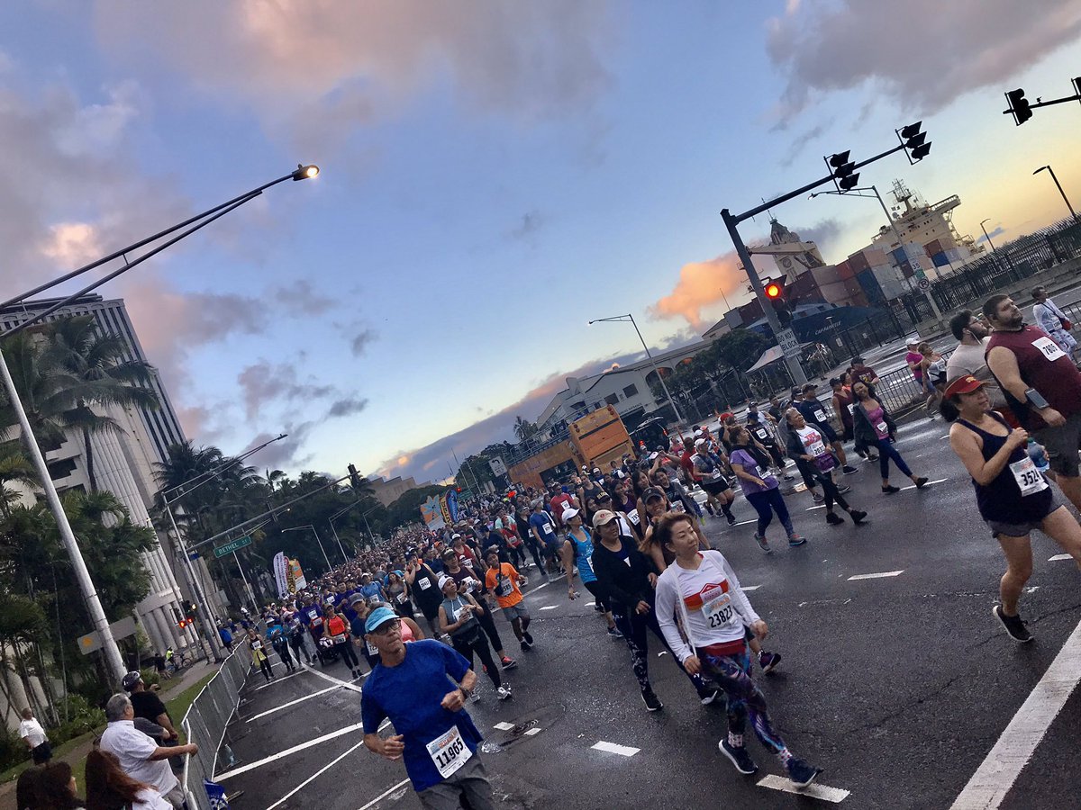 And they’re off! #GAR2020 #GreatAlohaRun 🌺🤙🏽🏝