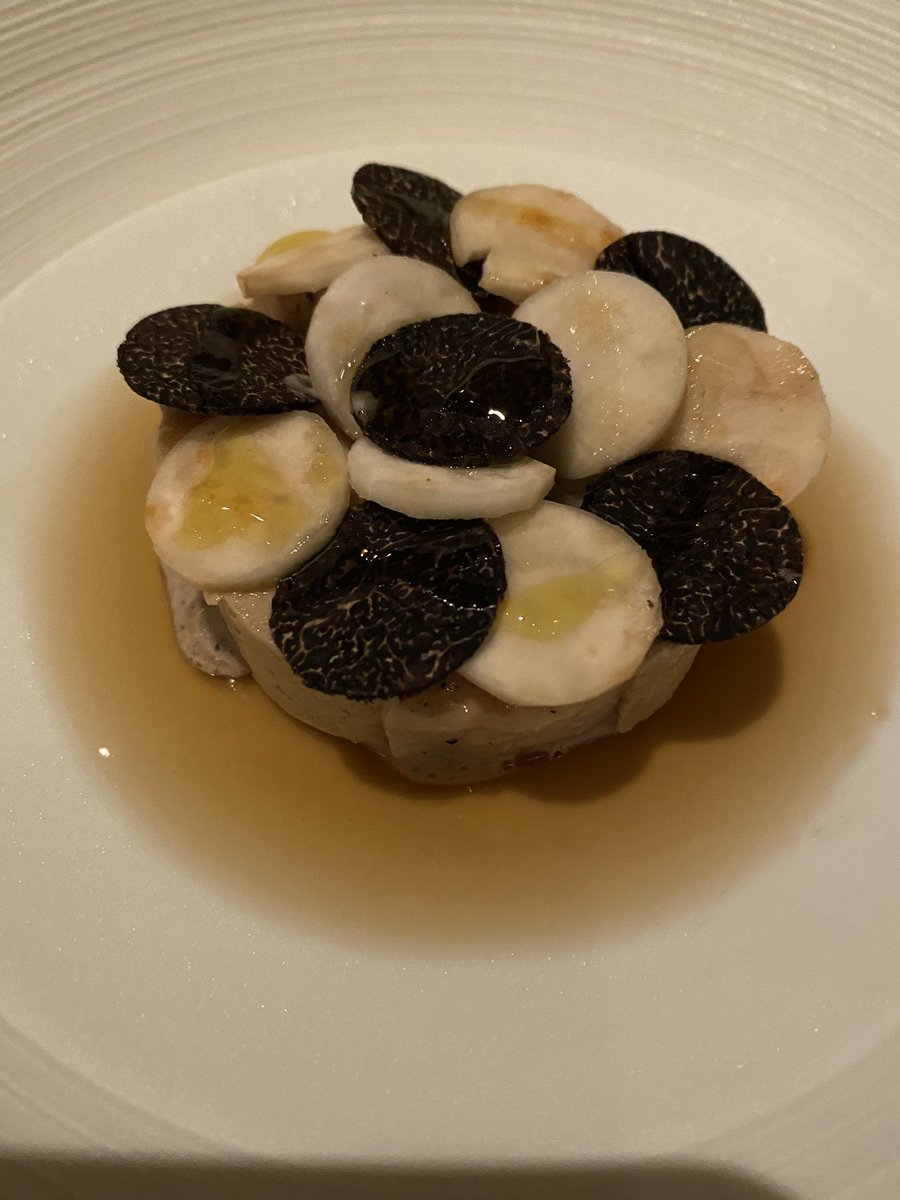 WayTHEGENTLE's tweet photo. สัญญากับตัวเองว่าจะไม่กินเห็ดทรัฟเฟิลอีก อย่างน้อย6เดือน กูเมาเห็ด เยอะเกิ้น !!! กินข้าว4คน มื้อเดียวซื้อไอโฟนได้เกือบ4เครื่อง มึนบิลราคาน่ารักมาก 😂😂😂 #mezzaluna #mezzalunarestaurant #restaurant #truffle #Bangkok #statetower #waythegentle https://t.co/POKOWVhZ4K