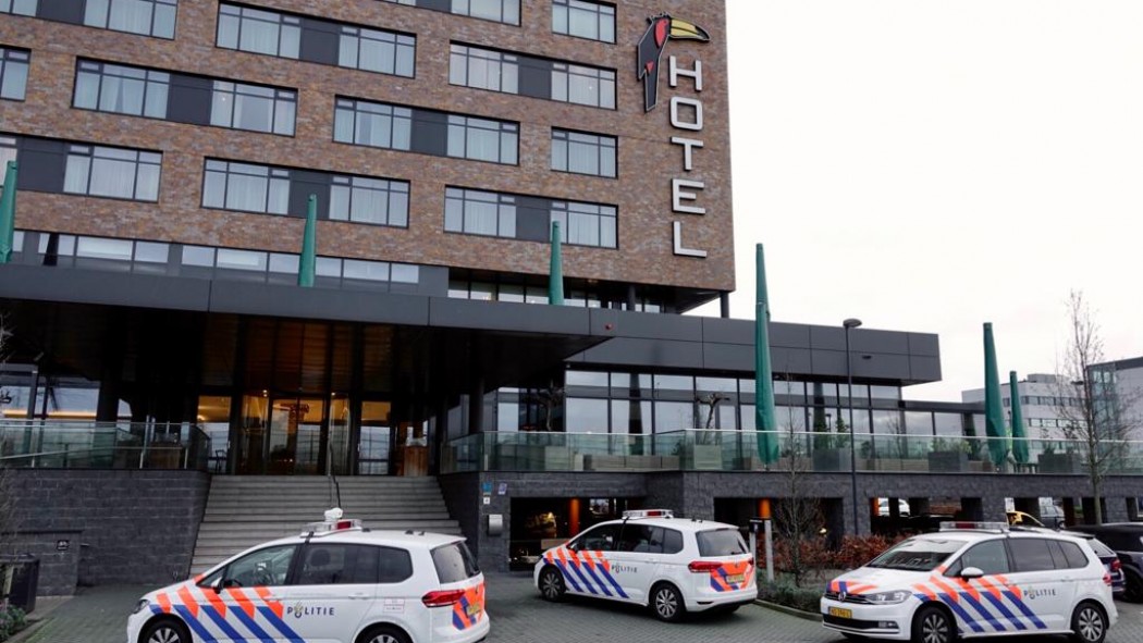 Overval in Van der Valk-hotel Oostzaan: daders in auto op de vlucht..