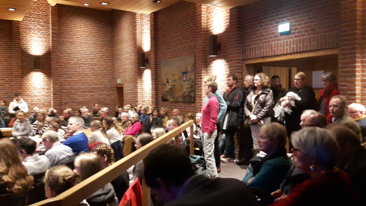So viel ist selten los im Rathaus in #Lilienthal. Der Bauausschuss befasst sich mit dem Bauvorhaben in der #Mauerseglerstraße. Die Stühle reichen nicht. Einige müssen stehen.