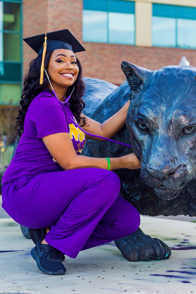 NadiShotMe's tweet image. In honor of grad szn being upon us, here&apos;s a grad shoot I did last semester. 👩🏾‍🎓 #NadiShotMe #PVAMU20