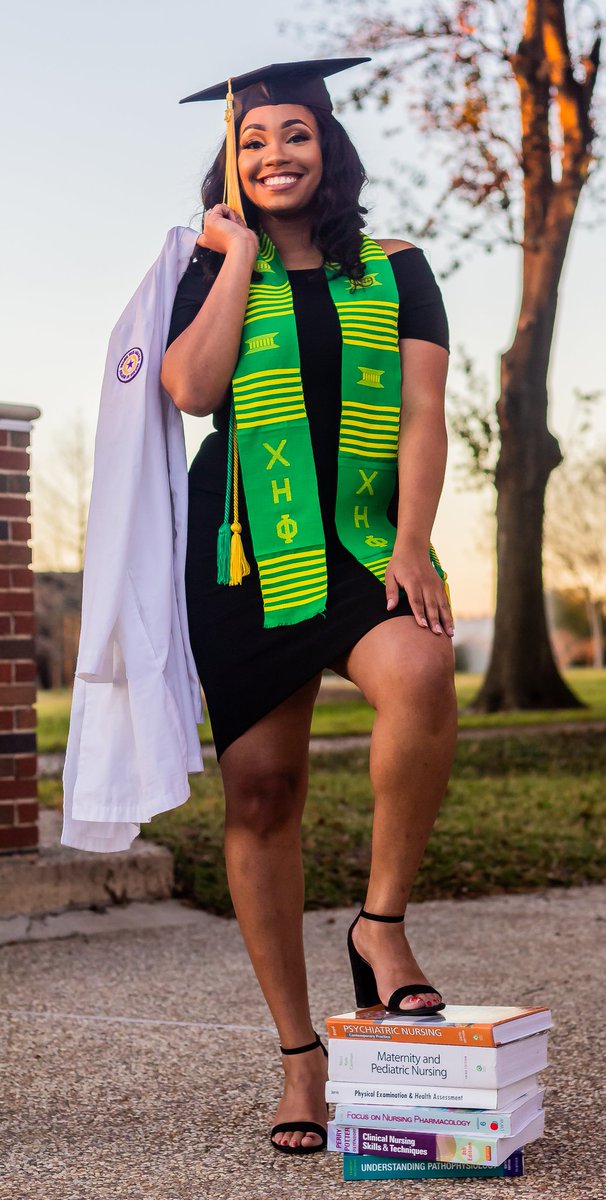 NadiShotMe's tweet image. In honor of grad szn being upon us, here&apos;s a grad shoot I did last semester. 👩🏾‍🎓 #NadiShotMe #PVAMU20