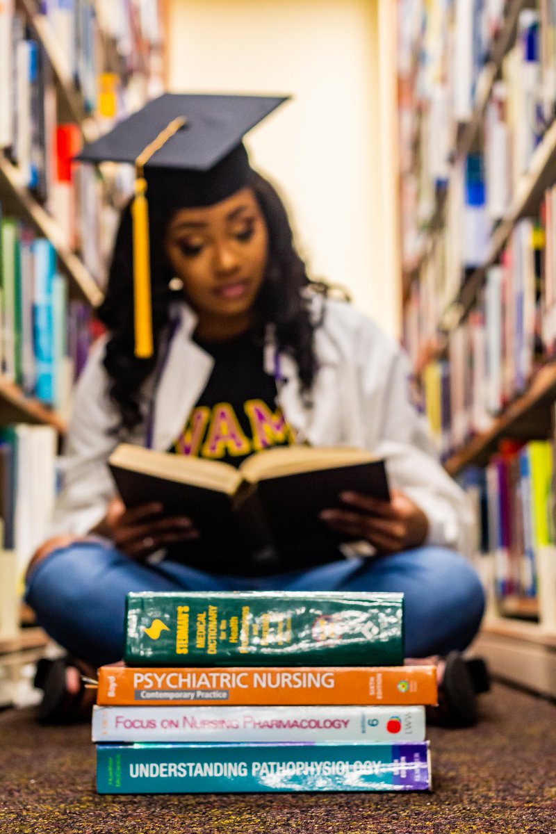 NadiShotMe's tweet image. In honor of grad szn being upon us, here&apos;s a grad shoot I did last semester. 👩🏾‍🎓 #NadiShotMe #PVAMU20