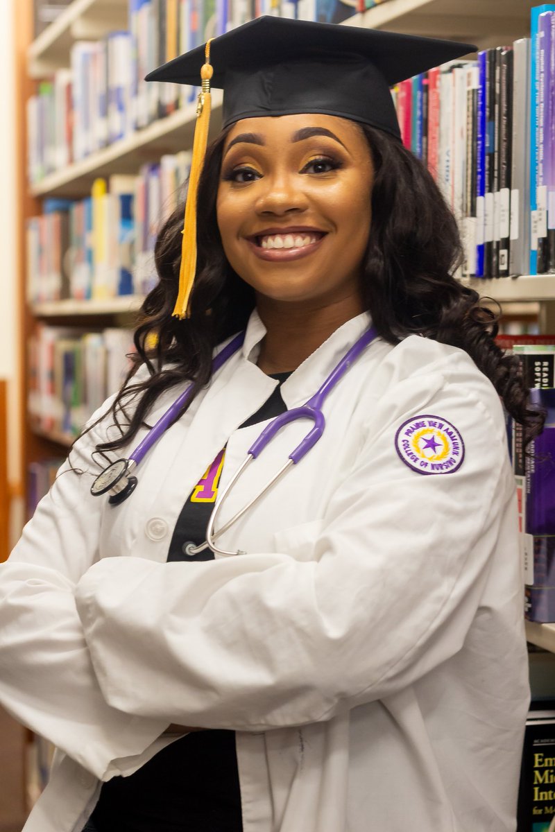 NadiShotMe's tweet image. In honor of grad szn being upon us, here&apos;s a grad shoot I did last semester. 👩🏾‍🎓 #NadiShotMe #PVAMU20