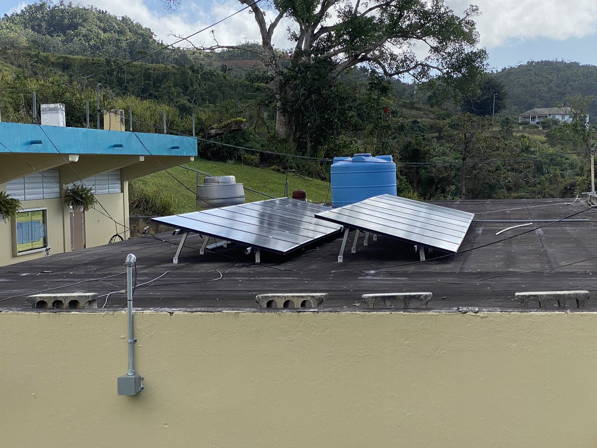 casapuebloorg's tweet photo. ¿Por qué este comedor de esta escuela rural de Adjuntas tiene un techo azul? Porque esta escuela será verdaderamente del Siglo XXI cuando comience a operar con energía ☀️. Pronto, tan pronto como el jueves próximo inauguramos este proyecto. https://t.co/QBRCEqTW5z