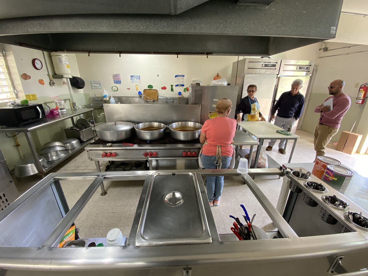 casapuebloorg's tweet photo. ¿Por qué este comedor de esta escuela rural de Adjuntas tiene un techo azul? Porque esta escuela será verdaderamente del Siglo XXI cuando comience a operar con energía ☀️. Pronto, tan pronto como el jueves próximo inauguramos este proyecto. https://t.co/QBRCEqTW5z