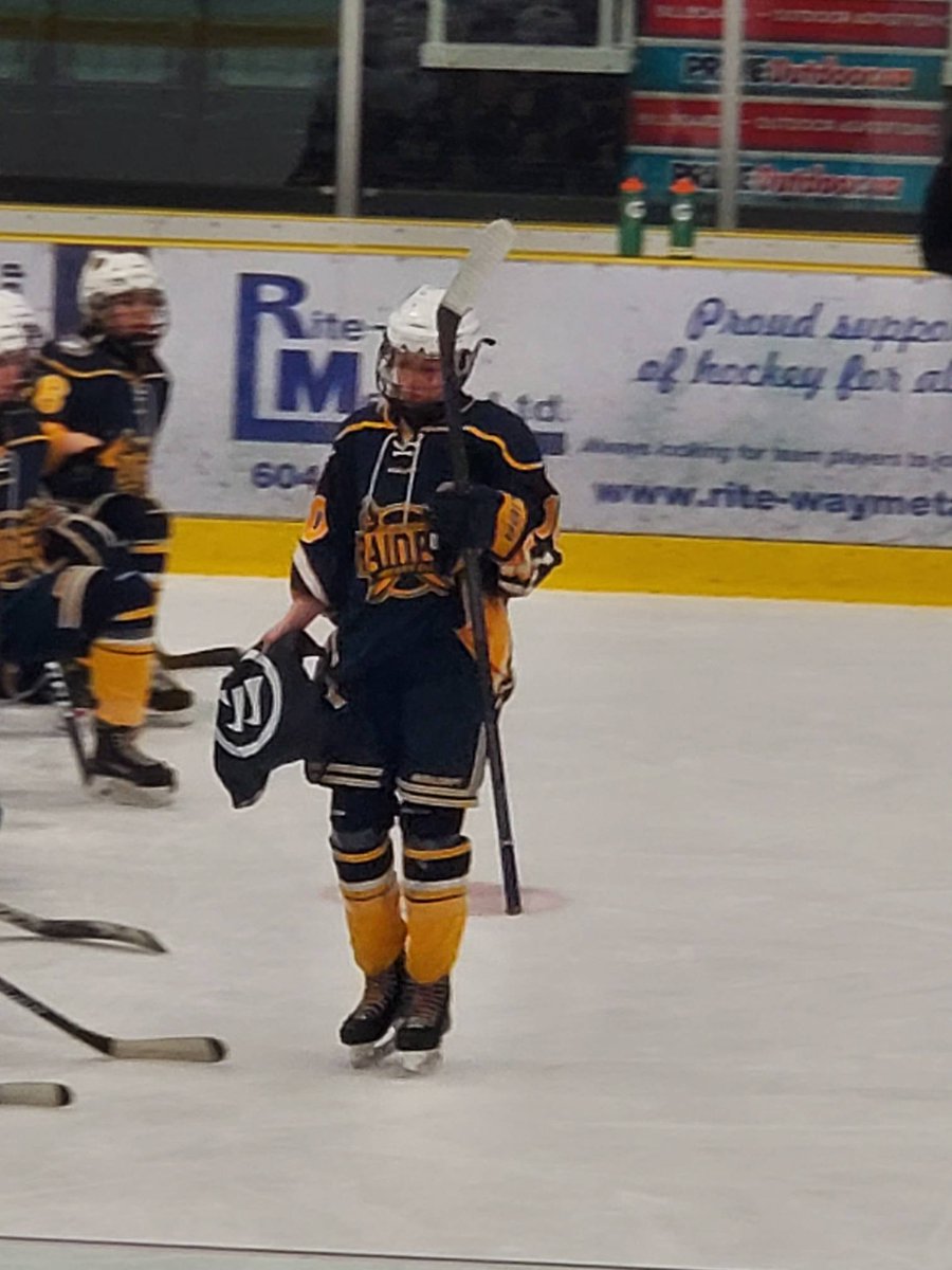 Congrats #10Cyr for receiving player of the game.

#GOSHARKS #RAIDERHOCKEY #RAIDERPRIDE