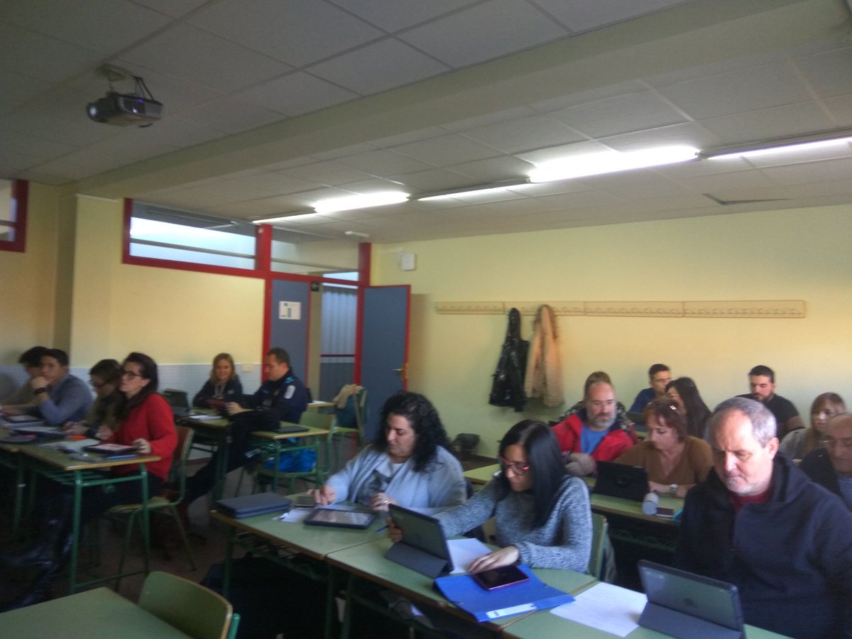 bego_her's tweet photo. Comenzamos el segundo turno de #FORMapps. El objetivo es aprender a utilizar las #tablets como herramienta al servicio de la didáctica, facilitadora del cambio metodológico a la vez que motivadora para alumnado y profesorado. #formaciónCyL #innovaCyL @cfievalladolid @educacyl https://t.co/72HopF3Lk0