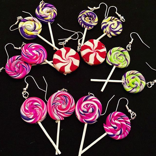 When we were told that the @KreweOfTucks #MardiGras2020 theme would be “Tucks Hits the Sweet Spot” it was obvious what this year’s Tucksedeaux-made specialty earrings would be! Neeeeeeed your own? Make a sign for the sidewalk side of the #Tucksedeauxs float! #17, Sat Feb 22n…
