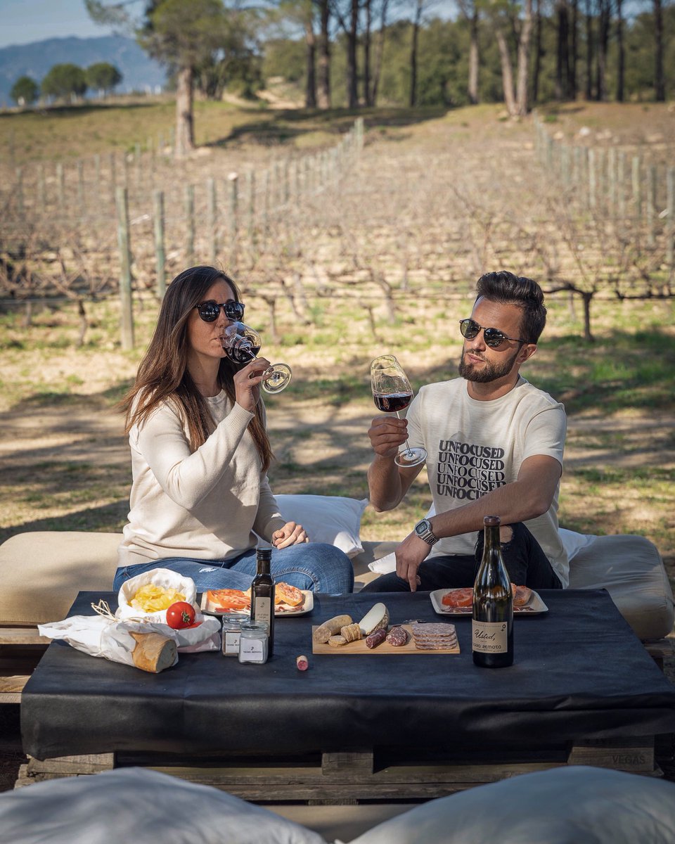 No recordamos días, recordamos momentos...
A través de la ruta del vi <a href="/empordawine/">Ruta Vi DO Empordà</a> podrás crear momentos inolvidables.
Me encantó la visita a <a href="/terraremota/">Terra Remota</a> y su picnic entre las viñas.
#empordawine 
Con mis copas preferidas de @zieher_selection 
#vicatalà #sommelier #doemporda