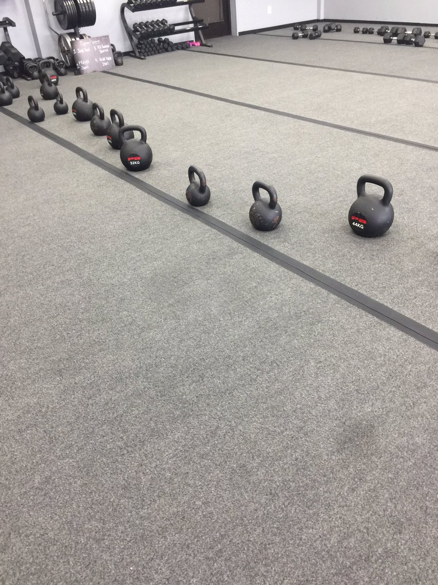 Lifeiskitsch's tweet image. Me: no problem swinging about a 44kg kettlebell with one hand         
Also me: can only do push-ups on my knees #mollyproblems