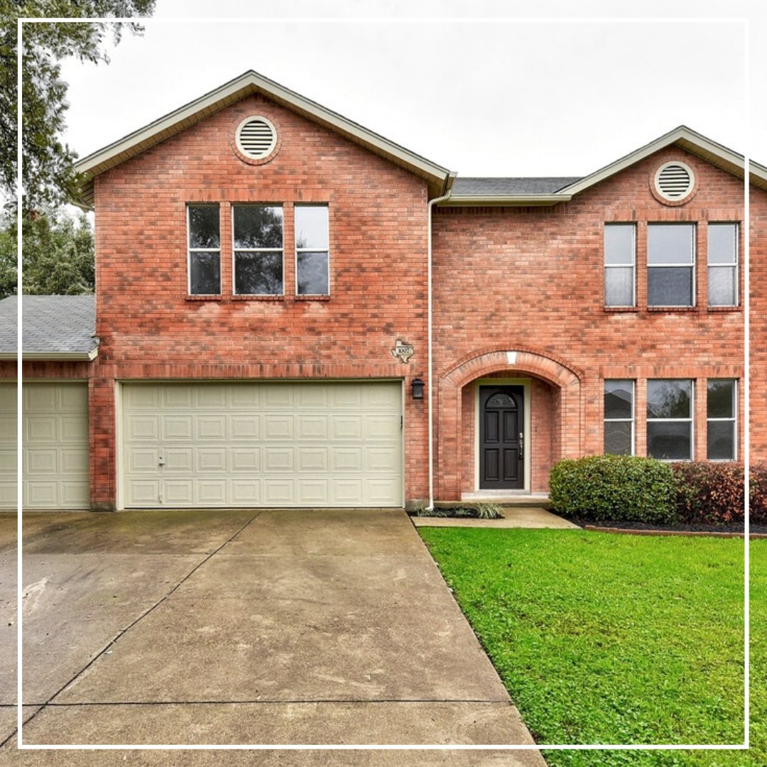 #NewListing 🏡
bit.ly/39ImkGO
Just updated in the Ranch at Cypress Creek! We are LOVING the incredible pantry, a must-see! The spacious master suite includes a sitting room, double vanities, and an over sized glass shower.