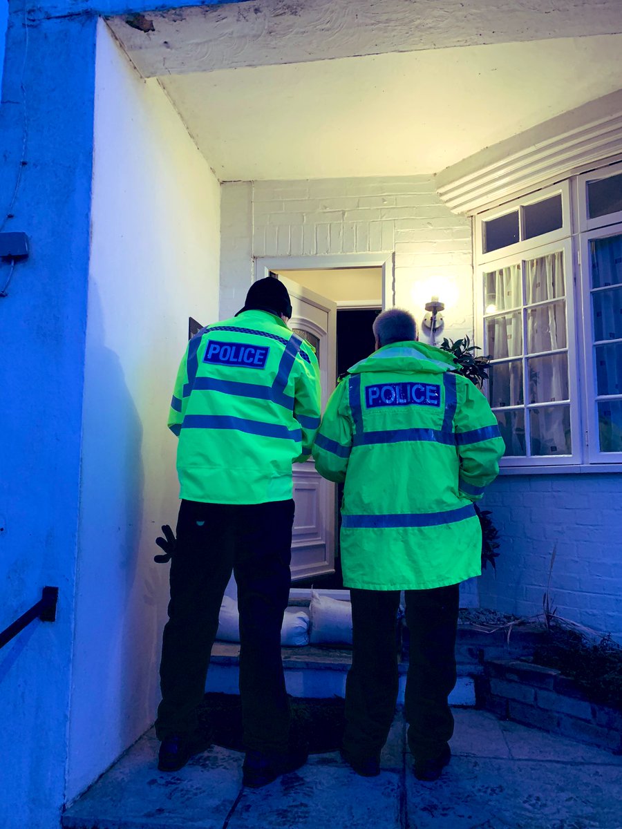 Police now going door to door advising people to leave flood prone areas in #Upton they expect #floods to breach defences later