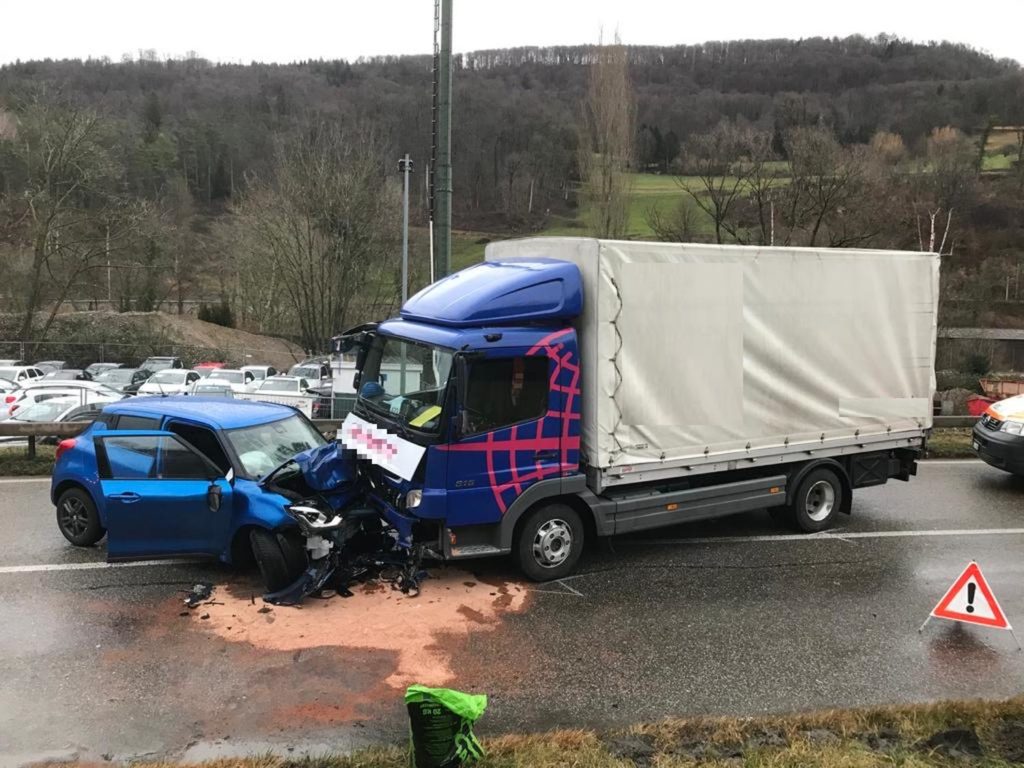 Telebasel's tweet photo. Eine 19-Jährige prallte mit ihrem Auto in #Duggingen frontal in einen #Lastwagen. Beide Fahrer wurden verletzt. Die Junglenkerin schwer.
https://t.co/vIAvw0MSgn

#TBNews #Unfall https://t.co/9NJlqCMxfk