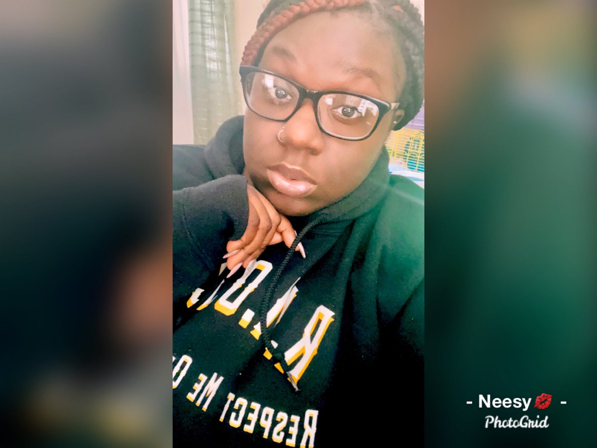 Look_itsNEESY's tweet photo. Clear skin, glossed lips, and glasses #RMOCM 🤙🏾🖤 https://t.co/zXiwOz4Yju