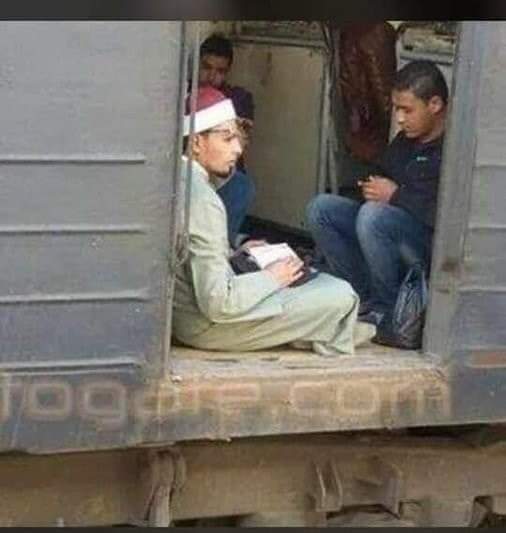 و ذو جهلٍ قد ينامُ على حريرٍ ... و ذو علمٍ مفارشهُ الترابُ.