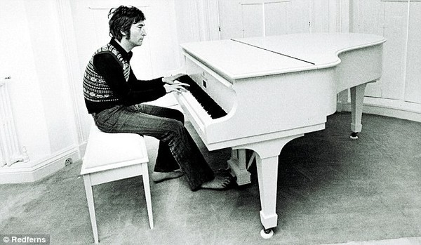 Charofernandezr's tweet photo. Un 17 de febrero pero de 2000, el piano Steinway de John Lennon, en el que compuso 'Imagine', fue expuesto en el Beatles Story Museum de Liverpool, Inglaterra.🎹 https://t.co/wZirvFVL3f