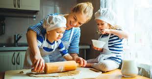 EskoCommunityEd's tweet image. Take this day off from school to cook with your child. Go through a recipe step by step and talk about the numbers and fractions! #Mondaymathtips #Earlychildhoodeducation