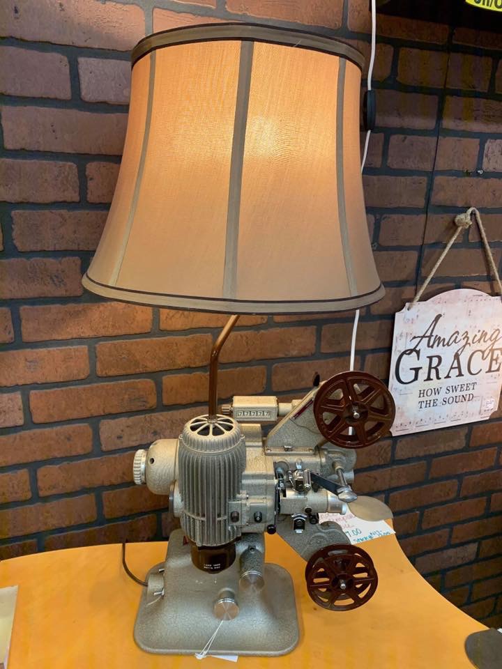 67AntiqueMall's tweet photo. Another creation by “Lamps by Cody”. From old projector 😍 OPEN Monday’s 10-5 #lampsbycody #marketplaceon67 https://t.co/SXsQbEwGNr
