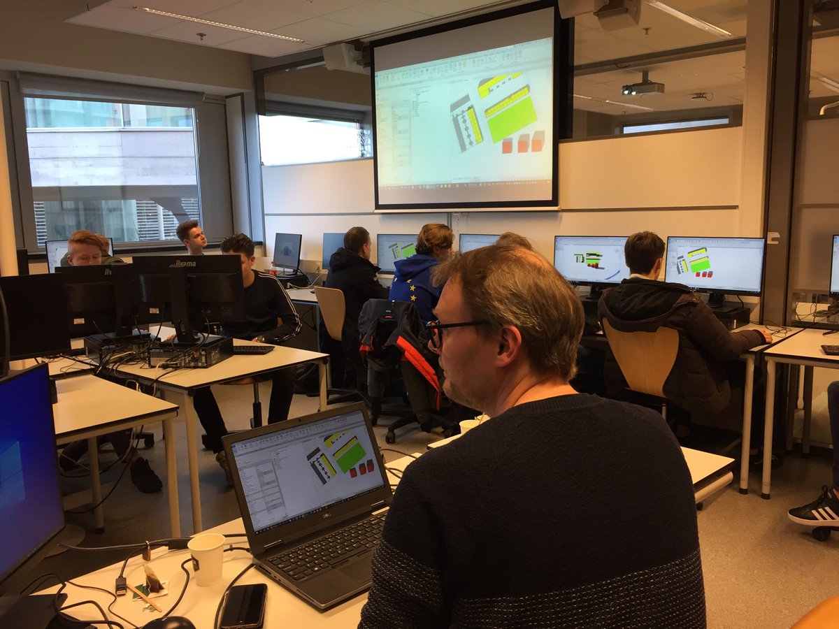 Weer een gastles geven met ⁦<a href="/EdwindeGraaf/">Edwin de Graaf</a>⁩ over BIM aan studenten ⁦<a href="/deltion_bouw4/">Deltion bouw BOL4</a>⁩. #leerzaam ⁦<a href="/Trebbe1911/">Trebbe</a>⁩