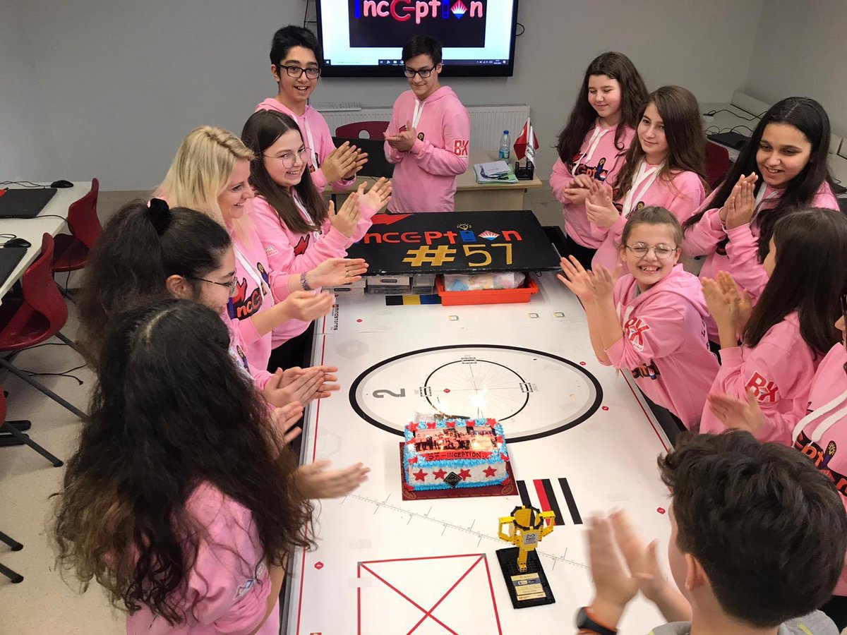 Okulumuz robotik takımının gelenekselleşmiş başarısını pasta keserek kutladık. Tebrikler takım 🎉👏🏻🏆💪🏼<a href="/Bk_Inception/">Inception</a>