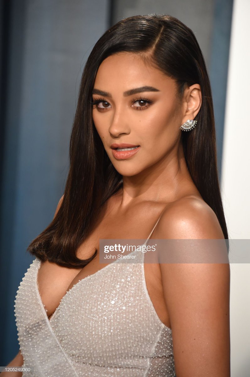 CoutureIsBeyond's tweet photo. Shay Mitchell at the Vanity Fair #Oscars party https://t.co/W7haRAJcsq