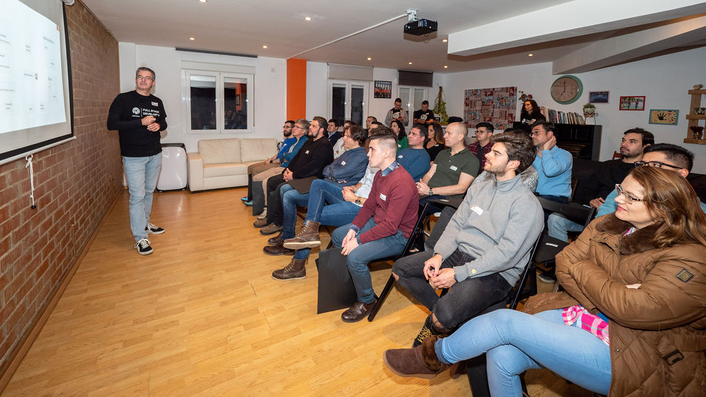 KeepCoding_'s tweet photo. El pasado viernes fue el inicio de nuestros Bootcamps #DevOps y #Mobile 💪 El #KickOff de bienvenida precisamente no fue picando código, fue un espacio en el que los nuevos #KeepCoders tomaron las fuerzas necesarias para los 6 meses que están por venir 🤓😎 https://t.co/E09jyGE0xo