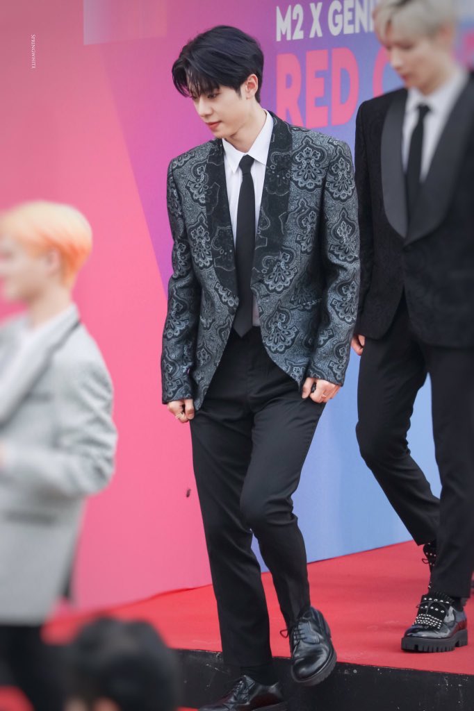 180cm 넘는 남돌봇 tweet media