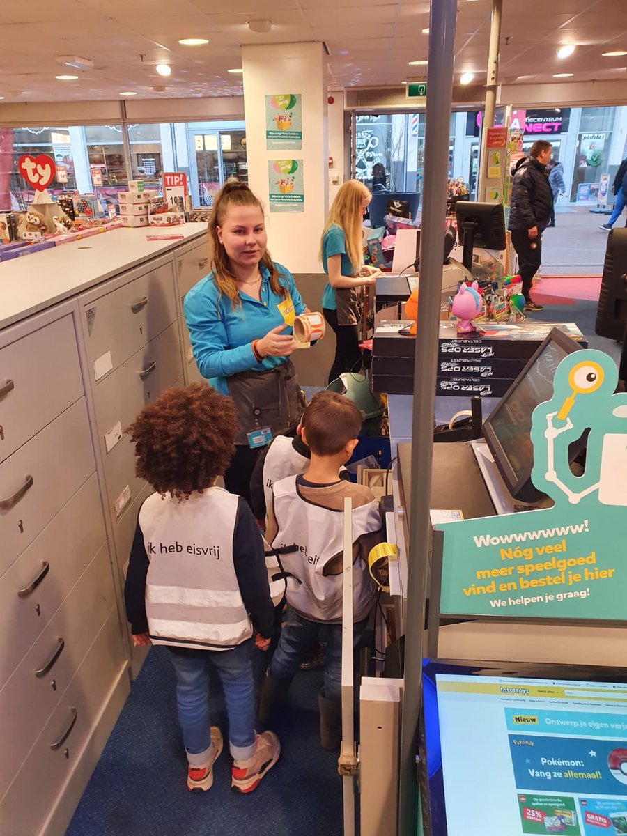 “Mevrouw, als u nou even een uurtje gaat uitrusten dan houden wij het speelgoed wel in de gaten.” 🤓😜 Kinderen hebben eisvrij bij Intertoys in Spijkenisse. #onderwijs