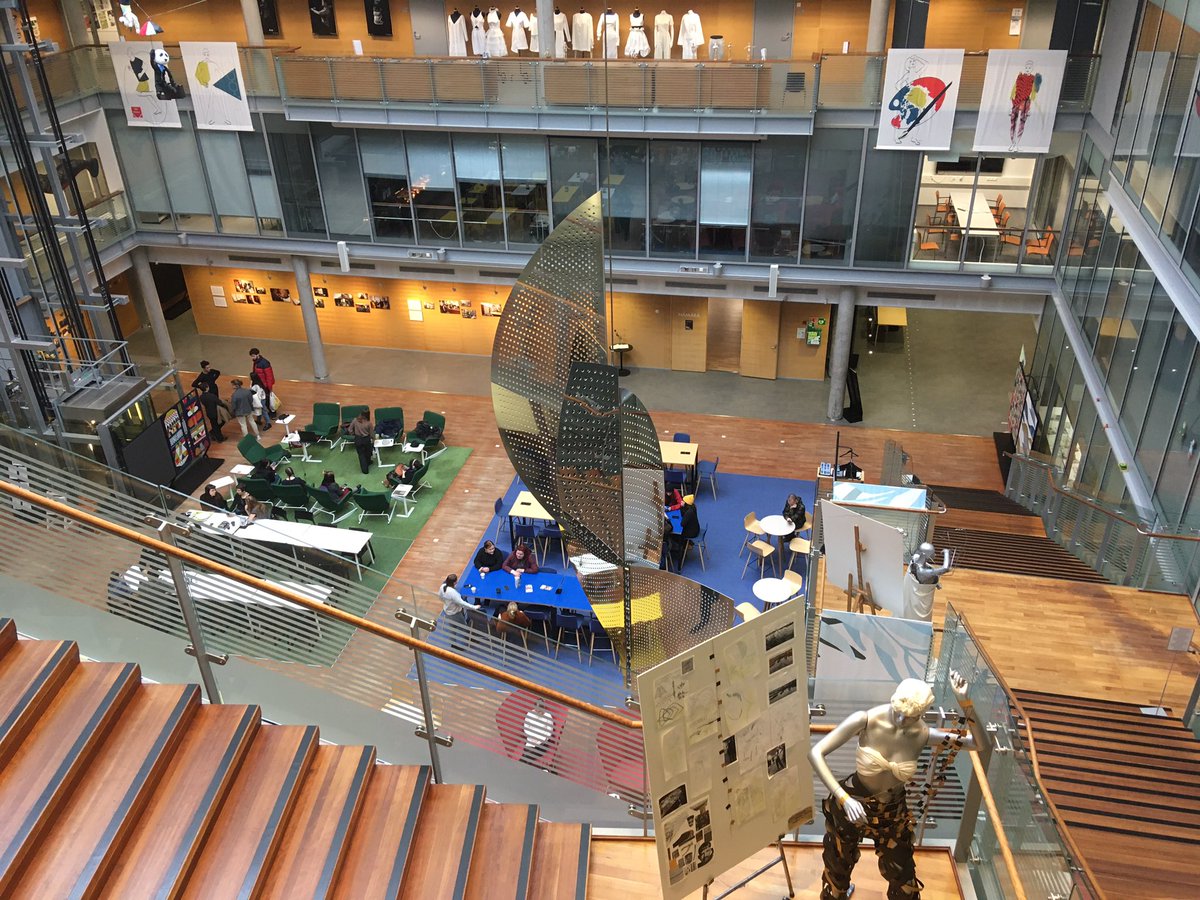 jaanakoskela's tweet photo. Tänään jatkuivat #Hack4Society-työpajat teemalla #osallisuus ja #vuorovaikutus. Työryhmämme valitsi kohderyhmäksi #nuoret. Inspiroivassa ympäristössä @ulapland!
#lappi #tulevaisuus #yhteistyö https://t.co/5Ey9b4dqzj