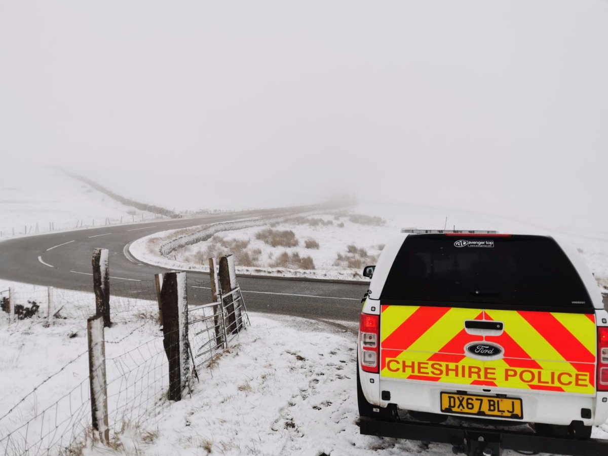 CheshPolRural's tweet photo. PC Kaminski: We're just up on the Cat &amp; Fiddle road A537 - The road is clear, but if you are driving up on the high parts of the county do take care. In weather conditions like this we're routinely double crewed and carry various pieces of cold weather kit.

#Snow #Cheshire #A537 https://t.co/lNrfwXRdDG