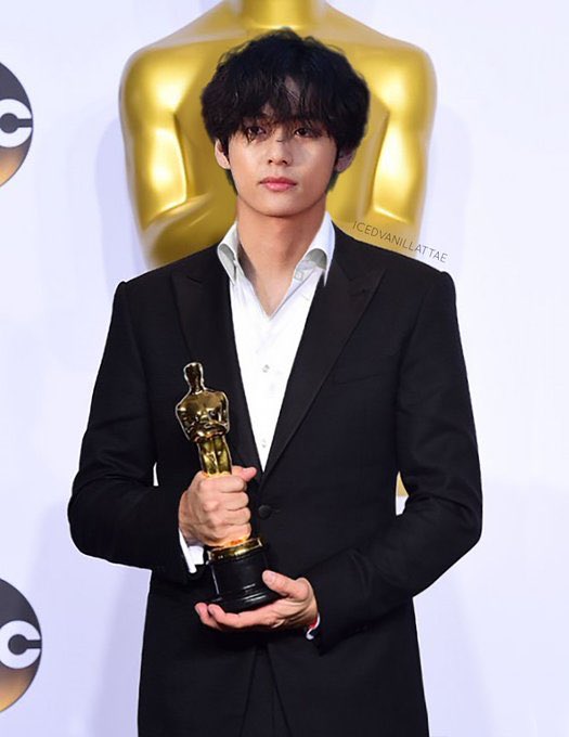gnuyHeaTmiK__'s tweet photo. @BTS_twt @TheAcademy And the oscar goes to Kim Taehyung..;) Dreams do come true. Well the world will be dominated with his acting talents, people will be amazed,wait for him he is one of his kind. #ActorV https://t.co/JIdYxLKkUJ