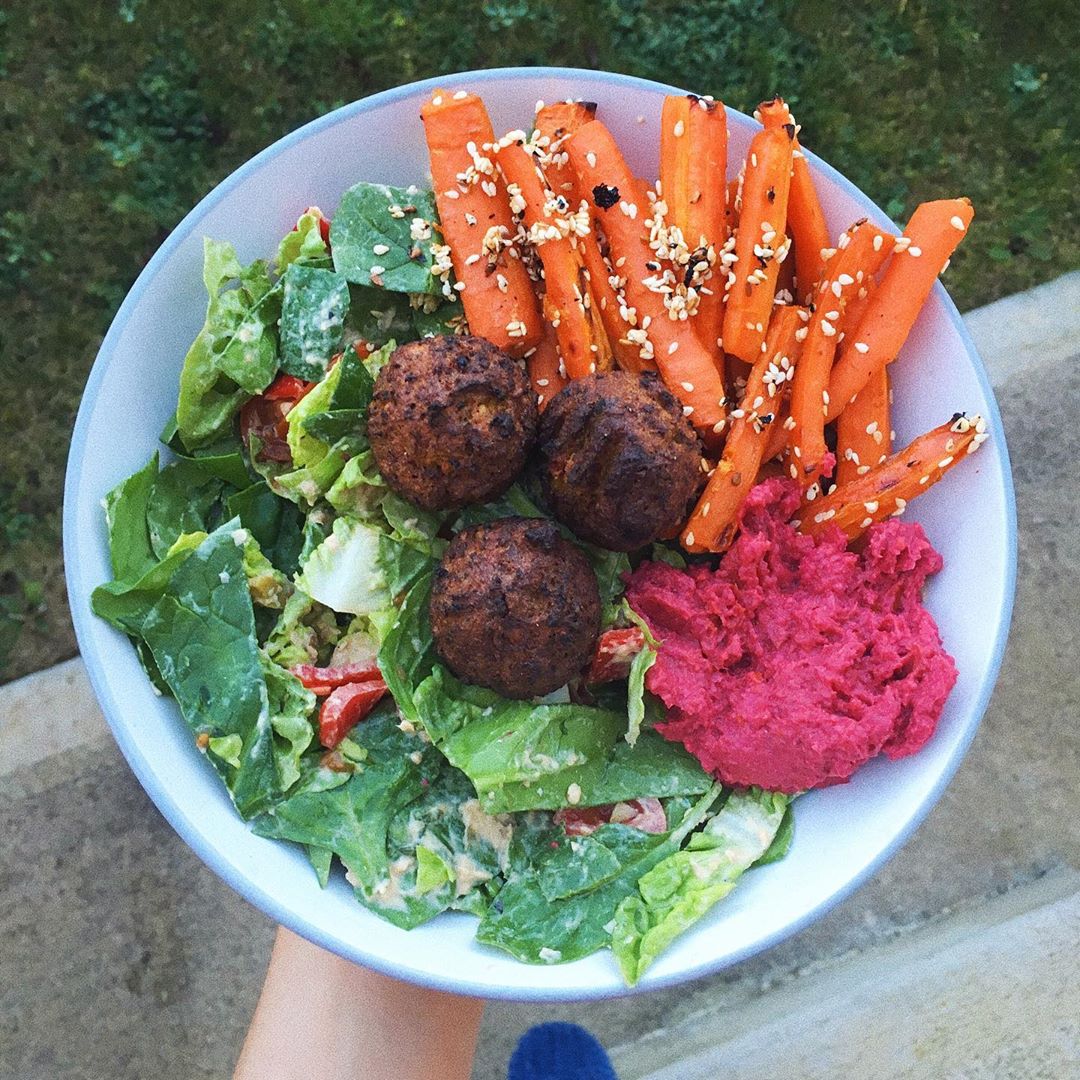 We'll have what she's having 👀 Insta user @hummusetc knowing her way around a mighty fine looking salad featuring our Moroccan spiced falafels.