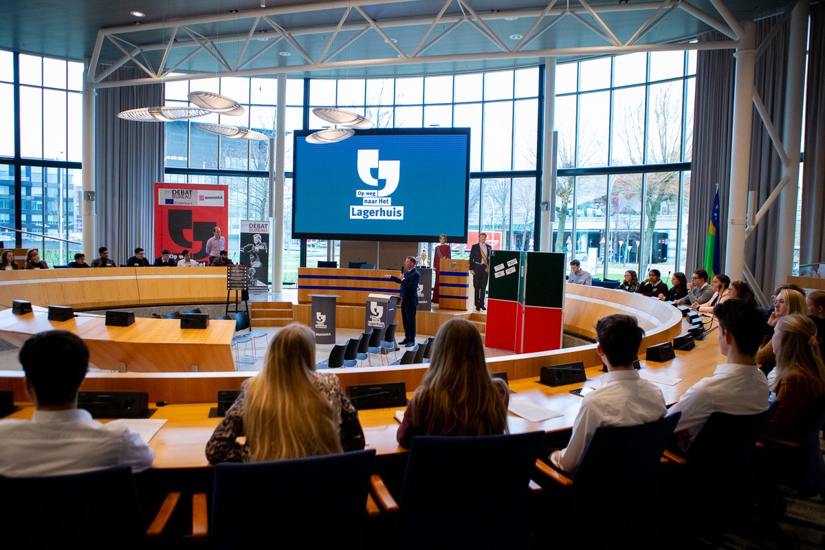 Voor de 22ste keer zoekt 'Op weg naar Het Lagerhuis' naar het beste debat- en speechtalent van Nederland. Vandaag vinden de voorrondes in #Flevoland plaats. Jongeren van diverse middelbare scholen gaan de strijd aan. 5 mei 2020 is de landelijke finale #75jaarvrijheid #debat