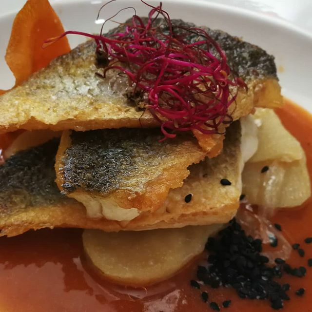 Nuestro #MenúDelDía gusta mucho. Cinco primeros a elegir, cinco segundos y una selección de postres para disfrutar. ¿Te apetece probar esta lubina?
#Rutadelaplata2 #EustaquioBlanco #Cáceres #ComerbienCáceres #instafood #RestaurantesCaceres