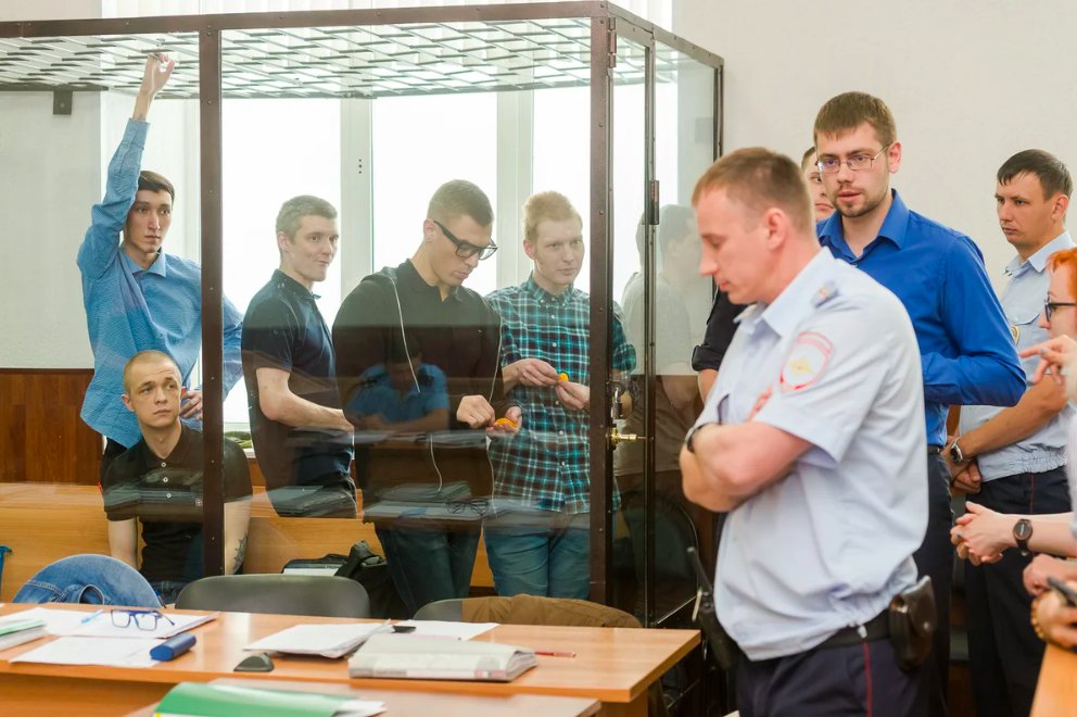 Фигурантам "Сети" сегодня утром огласили приговоры: все получили сроки от 6 до 18 лет.

Семерых молодых антифашистов обвинили в создании террористической ячейки, которая готовила госпереворот.

transparant.news/streetnews/fig…