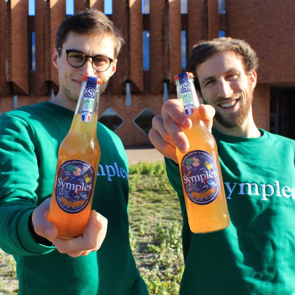 ENSAIA's tweet photo. #Symples, la gamme de boissons bio et locales lancée par 2 "anciens" de l'ENSAIA s'étoffe avec une nouvelle potion détox : le 1er soda sans sucre ajouté et 100% naturel
Découverte et pré-vente 👉 https://t.co/pCsEEexq95 https://t.co/AwFLAyvAzR