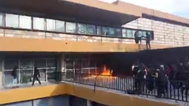 evillanuevamx's tweet photo. UNAM: acoso femenino. Cómo luchar contra la violencia a través de la violencia? https://t.co/UVVPSWzCez https://t.co/5AgRVmcA1o